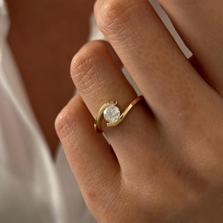 0.50 CT Round Brilliant Cut Moissanite Bypass Style Engagement Ring