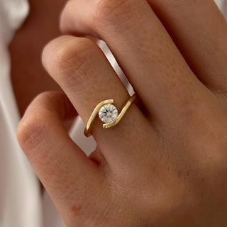 0.50 CT Round Brilliant Cut Moissanite Bypass Style Engagement Ring