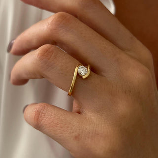 0.50 CT Round Brilliant Cut Moissanite Bypass Style Engagement Ring