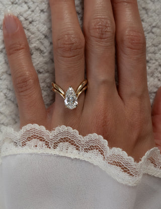 1.0 - 2.5 CT Pear Shaped Lab Grown Diamond Solitaire Style Bridal Set