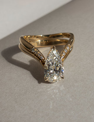 1.0 - 2.5 CT Pear Shaped Lab Grown Diamond Solitaire Style Bridal Set