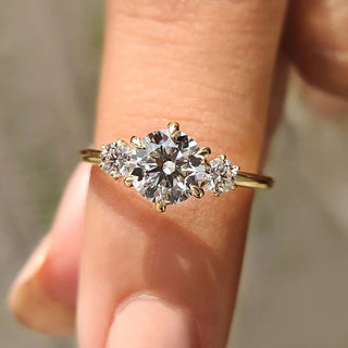 1.0-2.0 CT Round Cut Moissanite Three Stone Engagement Ring