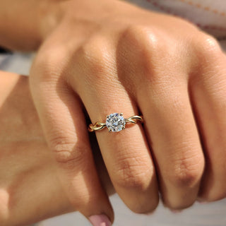 1.0 - 2.0 CT Round Cut Moissanite Twisted Engagement Ring