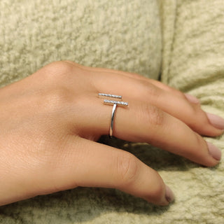 0.3 TWC Round Cut Moissanite Engagement Ring