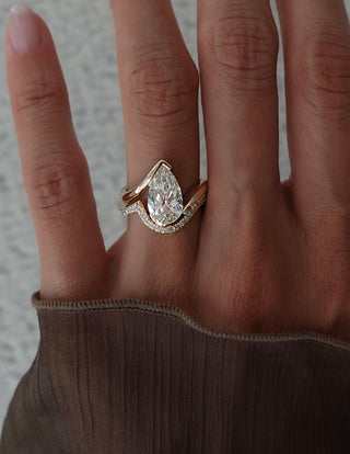 1.0 - 2.5 CT Pear Shaped Lab Grown Diamond Solitaire Style Bridal Set