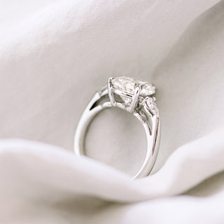 2.0CT Pear Cut Moissanite Three Stone Diamond Engagement Ring